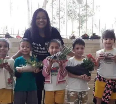 Pé de Flor encanta na frente de escola infantil em Colatina