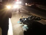 Jovem de 23 anos morre após moto bater na mureta d