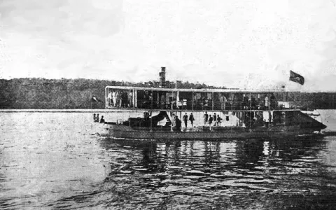 Da canoa gigante ao convés do navio a vapor no Rio Doce