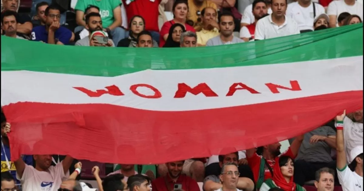Mulheres poderão assistir a jogos de futebol masculino no Irã - SWI