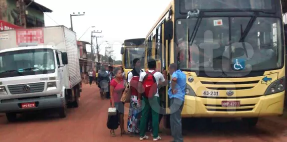 Motoristas  estacionam ônibus na Janaína