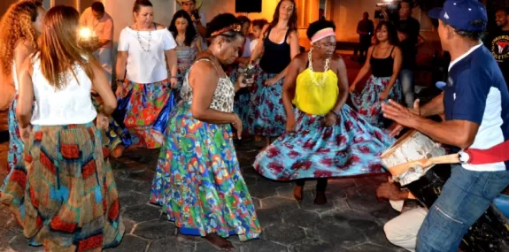 Público aprende a dançar tambor de crioula em ofic