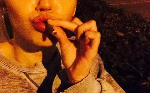 Miley Cyrus posa com cigarro suspeito na boca