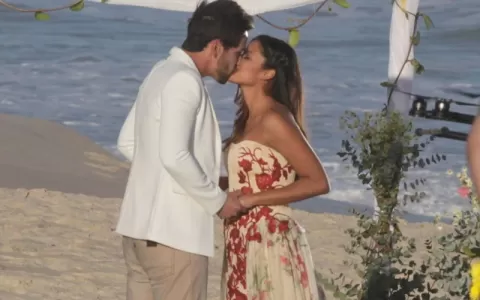 Ildi Silva beija o cantor Rachid na praia