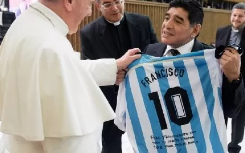 Papa recebe camisa autografada por Maradona