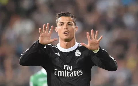 CR7 sofre pênalti e marca gol na partida Real Madr