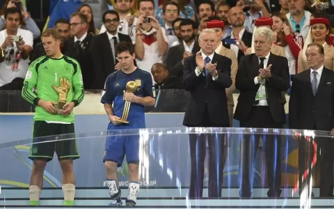 Blatter admite erro pelo prêmio a Messi