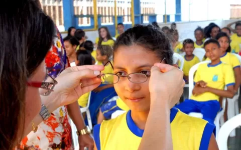 Prefeitura entrega mais de 100 óculos a estudantes