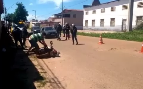 Homem quebra a própria moto durante blitz na Cidad