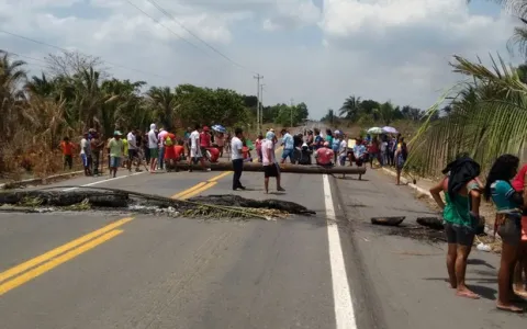 Índios Guajajaras bloqueiam a BR-316, no Maranhão.