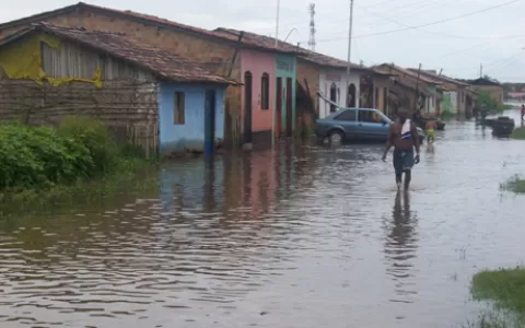 Cheia do rio Turiaçu desabriga moradores em Santa 