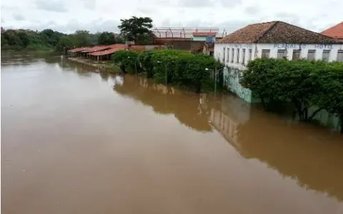 Corpo de Bombeiros realiza ações preventivas para moradores das áreas inundadas pelo rio Mearim.