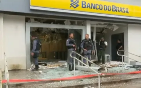 Criminosos explodem agência do Banco do Brasil, em