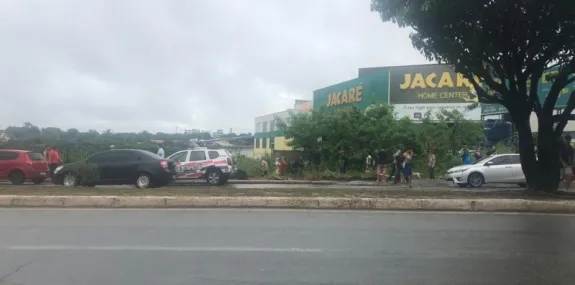 Veículo derrapa e cai em barranco na Avenida Danie