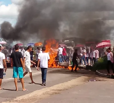 Estudantes da rede estadual bloqueiam BR-316 em protesto por melhorias na educação, em Maranhãozinho.  