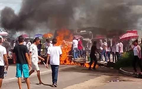 Estudantes da rede estadual bloqueiam BR-316 em protesto por melhorias na educação, em Maranhãozinho.  