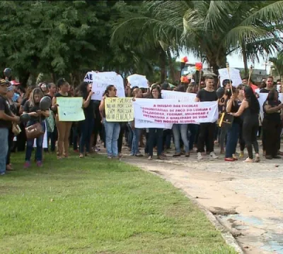 Professores e funcionários protestam em razão do atraso no repasse de verbas em escolas comunitárias de Paço do Lumiar. 