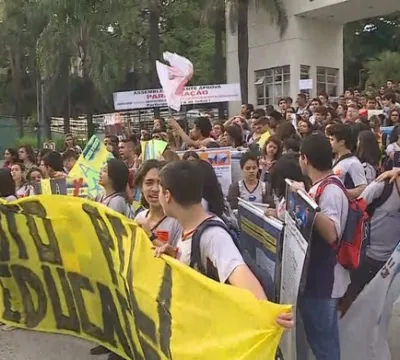 Cidades brasileiras manifestam hoje (15) contra bloqueios na educação. 