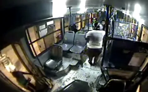 Veja o vídeo dos ônibus incendiados por bandidos em São Luís