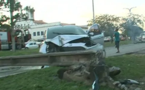Após colisão, veículos derrubam postes e interrompem trânsito no Anel Viário em São Luís 