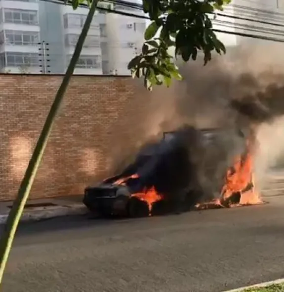 Carro de passeio pega fogo na Av. dos Holandeses, em São Luís 