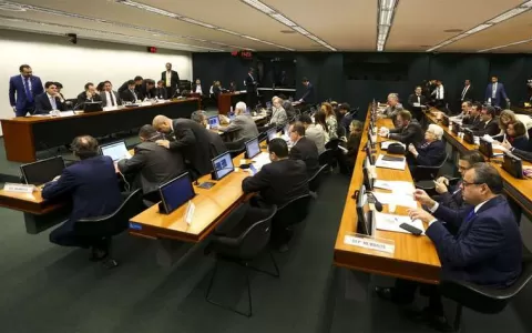 Comissão na Câmara retoma debate do parecer da ref