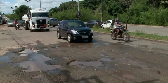 Caminhoneiro atropela e mata motociclista, ao desviar de buraco na Av. dos Portugueses 