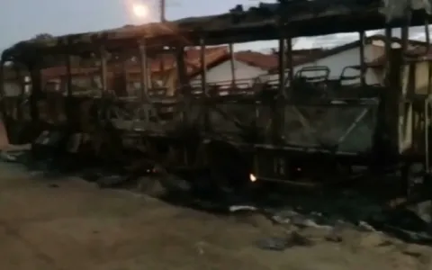 Incêndio destrói ônibus que transportava alunos e 