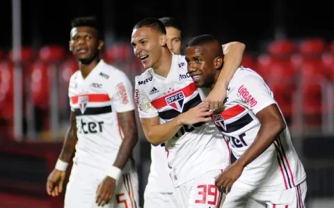 São Paulo marca 3 gols em dez minutos e goleia a Chapecoense