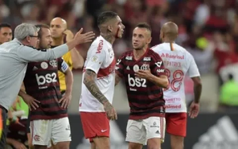 Flamengo vence Inter e amplia vantagem no Brasilei