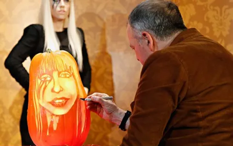 Rosto de Lady Gaga é esculpido em abóbora