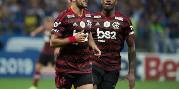Flamengo goleia Corinthians e mantém vantagem na ponta do Brasileiro