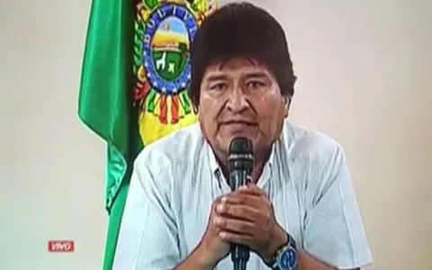 Em meio a protestos, Evo Morales renuncia à presid