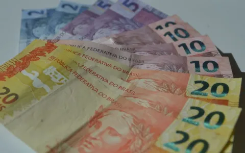 Governo reduz para R$ 1.031 estimativa de salário 