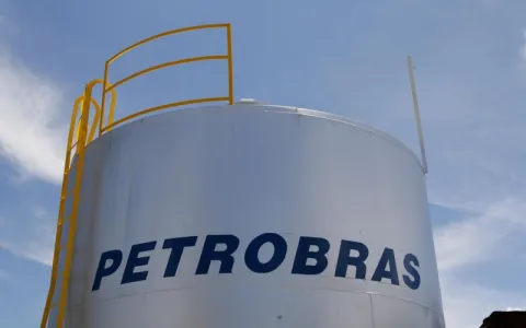 Petrobras reajusta preço da gasolina em 4% nas ref