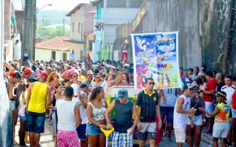 Pré-carnaval: foliões se reúnem para o primeiro gr