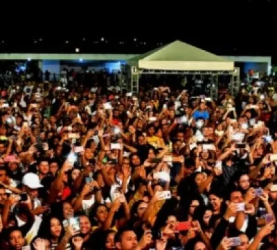Milhares de pessoas saúdam 2020 na Praça Maria Aragão em show Virada com Jesus