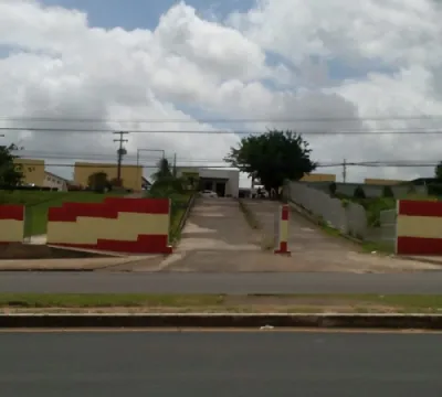 Após colisão de veículo, dois postes caem na Av. dos Franceses, em São Luís