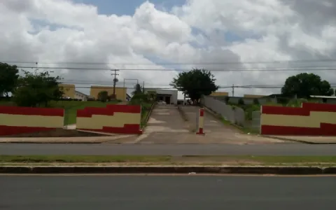 Após colisão de veículo, dois postes caem na Av. dos Franceses, em São Luís