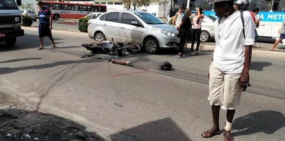 Após ser arremessado em acidente, motociclista mor