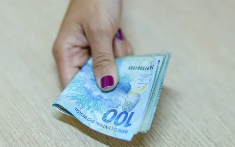 Cresce o número de brasileiros que ganham um salário mínimo