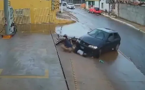 Mulher fica presa embaixo do carro após acidente com moto