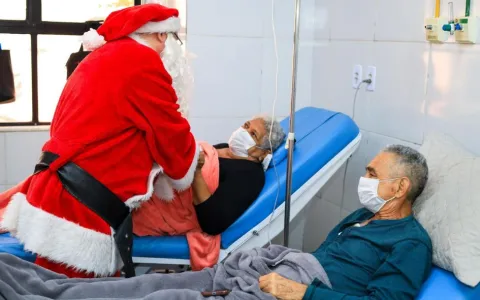 Pacientes do Hospital de Câncer do Maranhão recebem visita do Papai Noel
