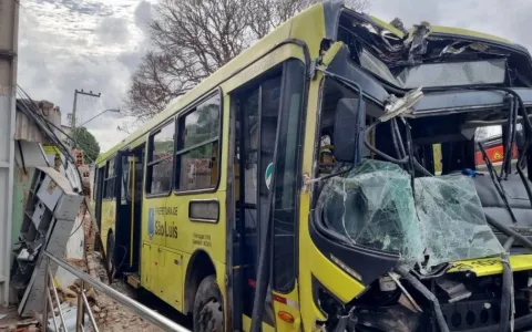 Acidente com ônibus no Vicente Fialho deixa poste derrubado e três pessoas feridas