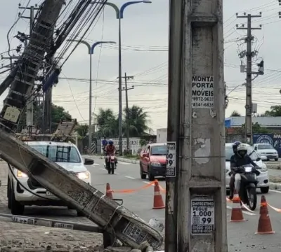 Acidente no Filipinho: Motorista fica ferido após colisão que parte poste ao meio