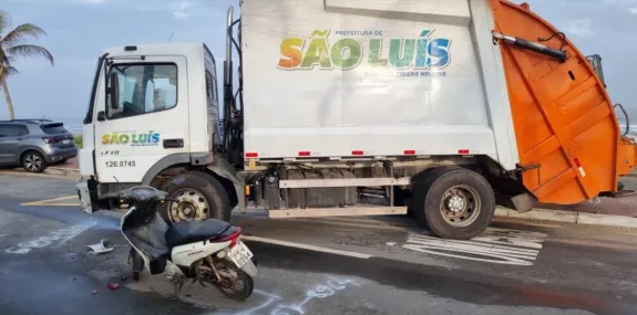 Acidente com Caminhão Lixo complica trânsito na Av