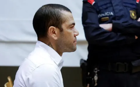Lateral-direito Daniel Alves é condenado a quatro anos e meio de prisão por agressão sexual em Barcelona