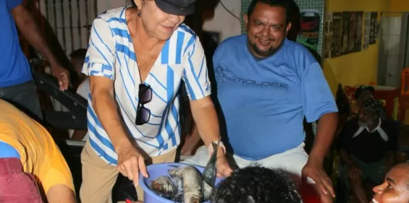 Fátima Araújo distribui 5 mil quilos de peixes em 