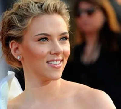 Scarlett Johansson passa vinagre no rosto