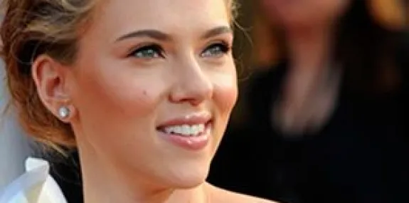 Scarlett Johansson passa vinagre no rosto